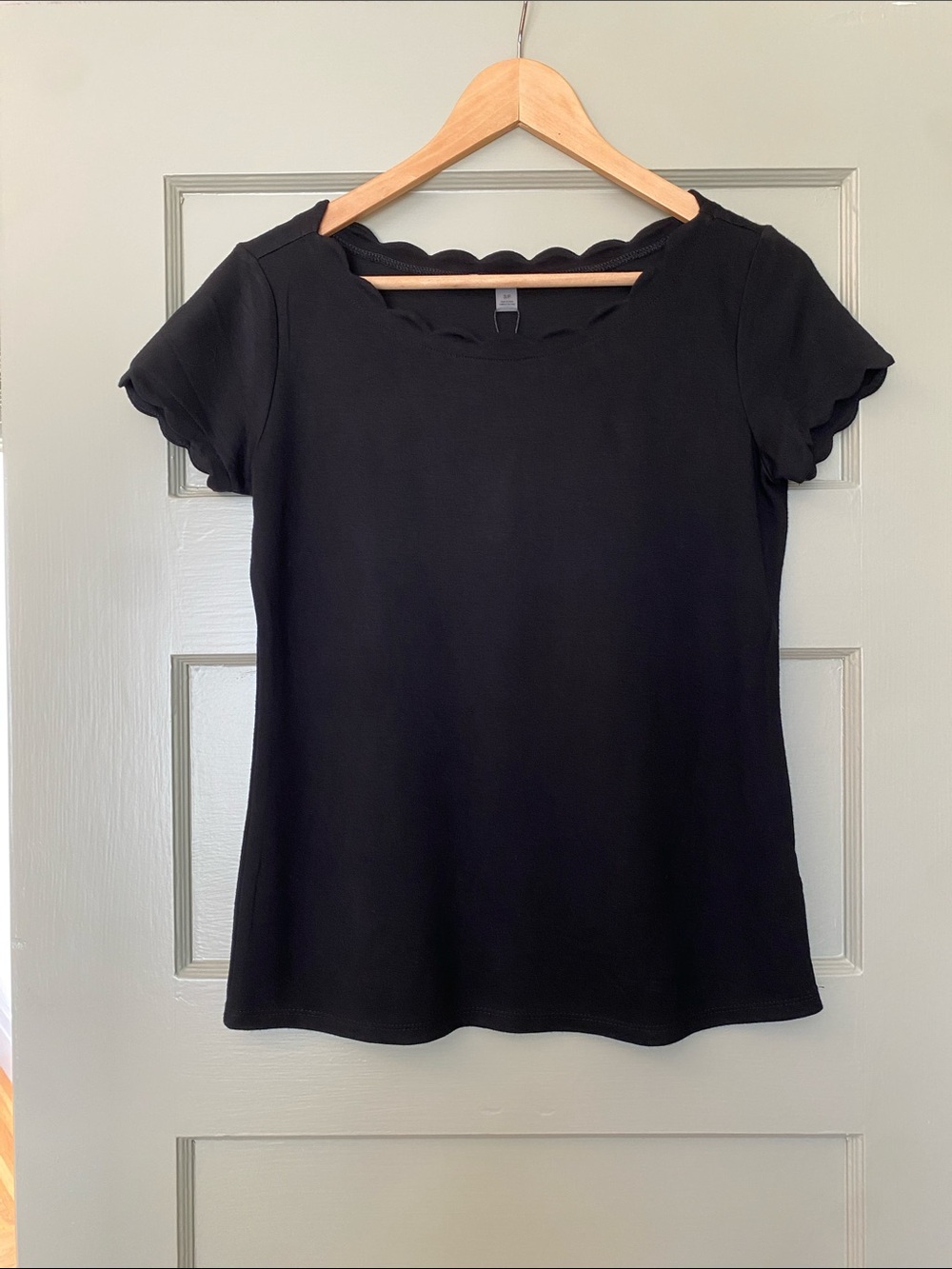 T Tahari Black Scalloped Short Sleeve Tee